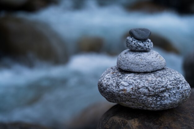 Foto de guijarros grandes y pequeños apilados unos sobre otros en un equilibrio