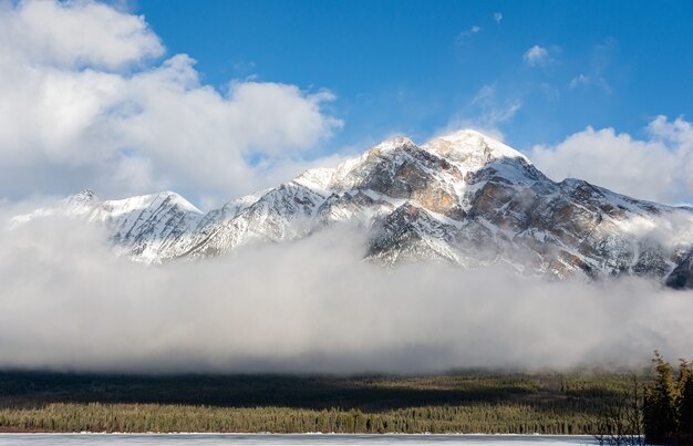 Foto hermosa de una montaña de la pirámide en el parque nacional de Jasper. Alberta, canadá