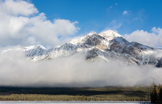 Foto hermosa de una montaña de la pirámide en el parque nacional de Jasper. Alberta, canadá