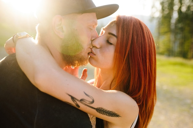 Foto hermosa pareja en el ángulo de cierre de las montañas