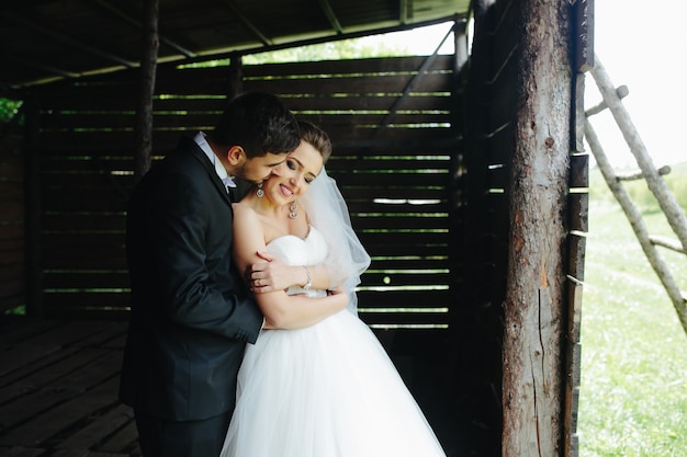 Foto de hermosa pareja en la naturaleza en cabaña de madera