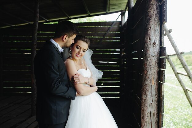 Foto de hermosa pareja en la naturaleza en cabaña de madera