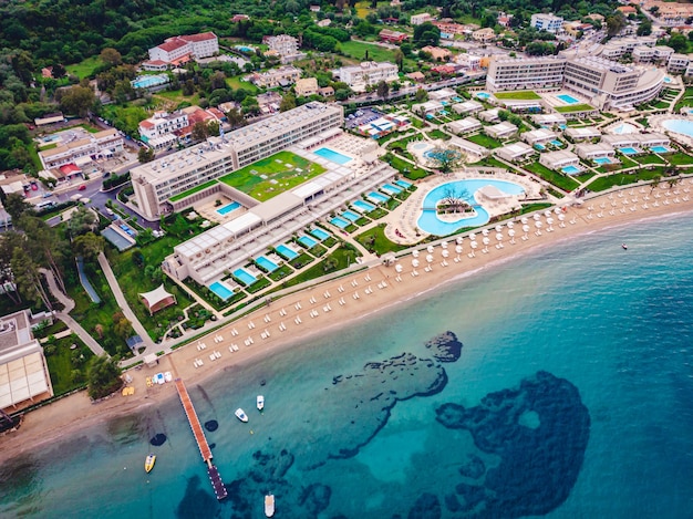 Foto de una hermosa playa con mar azul y hoteles