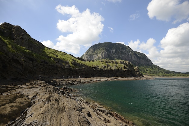 Foto de hermoso paisaje de grandes formaciones rocosas cerca de la costa en la isla de Jeju, Corea del Sur