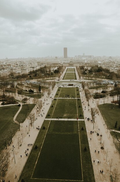 Foto de hermoso paisaje de los jardines de París durante un día nublado
