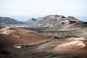 Foto gratuita foto del hermoso paisaje del parque nacional de timanfaya en lanzarote, españa durante el día