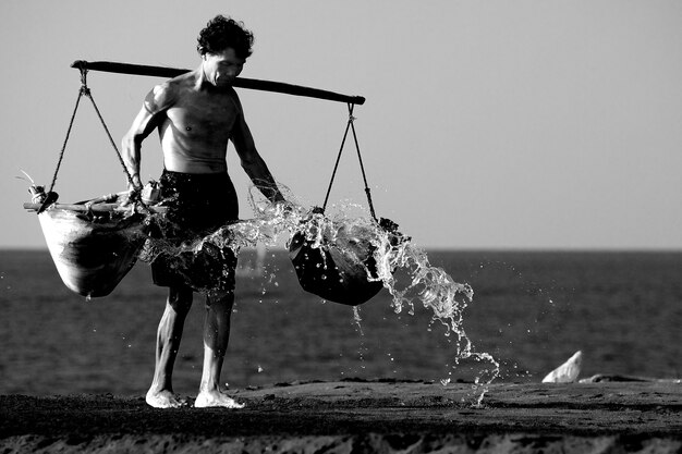 Foto de hombre en blanco y negro