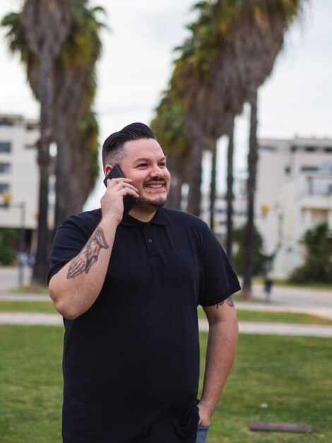 Foto de un hombre caucásico de España en el teléfono en la calle