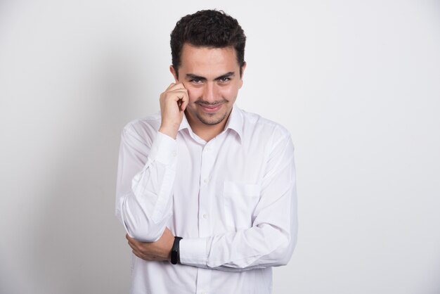 Foto de hombre de negocios de pie sobre fondo blanco.