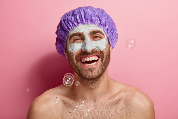 Foto de hombre satisfecho haciendo su rutina de belleza