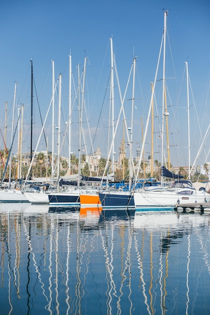 Foto gratuita foto horizontal de lujosos y glamorosos yates y veleros atracados o estacionados en el puerto deportivo de barcelona, españa