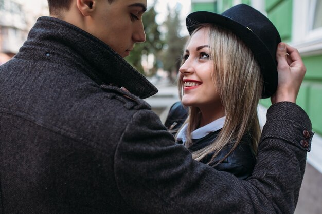 Foto de una joven pareja hermosa con un ángulo cercano