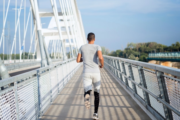 Foto de joven velocista corriendo