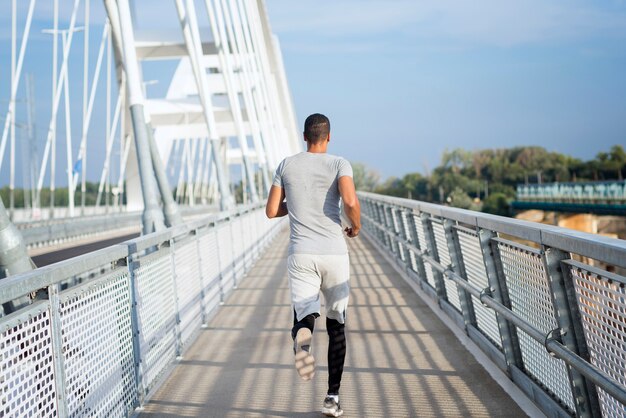 Foto de joven velocista corriendo