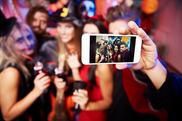 Foto de jóvenes amigos divirtiéndose en la fiesta de Halloween