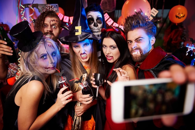 Foto de jóvenes amigos divirtiéndose en la fiesta de Halloween