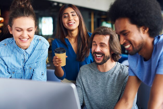 Foto de jóvenes compañeros de trabajo compartiendo conceptos juntos