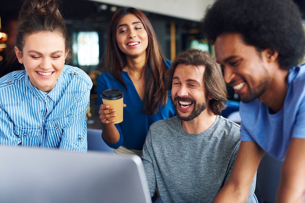 Foto de jóvenes compañeros de trabajo compartiendo conceptos juntos