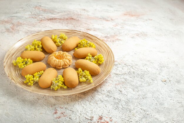 Una foto lateral de un plato de sabrosas galletas en el lado izquierdo del suelo de mármol