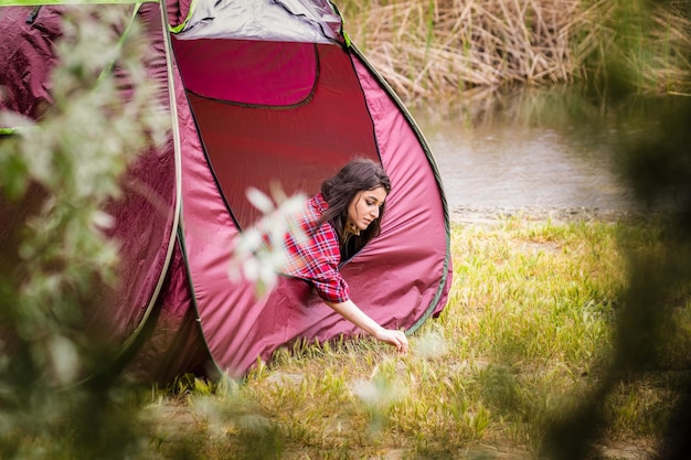 Foto de linda dama en el camping.