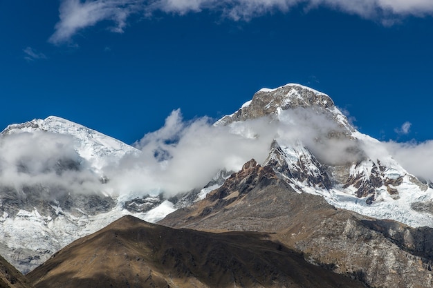 Foto maravillosa de una cumbre en Perú en un clima invernal