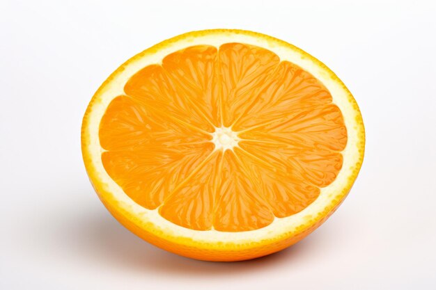 Foto de media naranja sobre un fondo blanco.