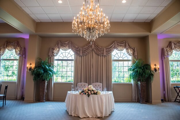 Foto de la mesa de los novios en la recepción de la boda