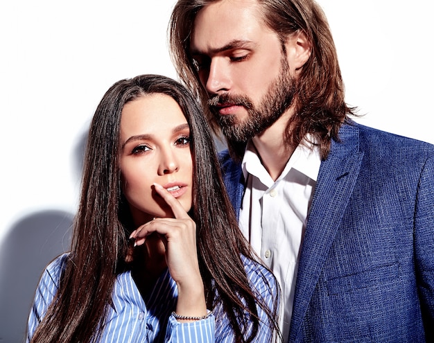 Foto de moda de hombre elegante guapo en traje con hermosa mujer sexy en colorido vestido en blanco