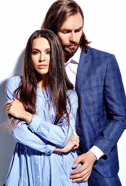 Foto de moda de hombre elegante guapo en traje con hermosa mujer sexy en colorido vestido en blanco