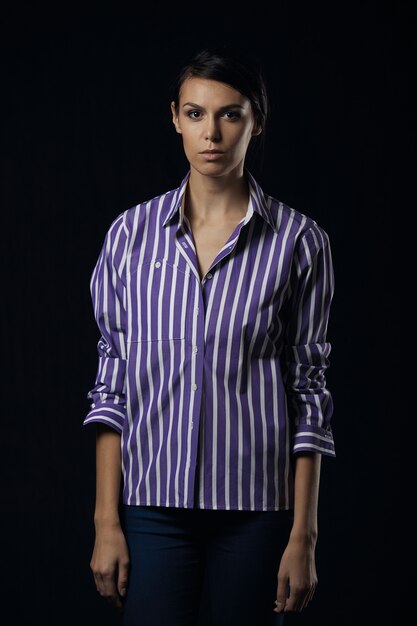 Foto de moda de joven magnífica en camisa morada