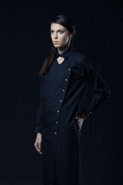 Foto de moda de joven magnífica en camisa negra