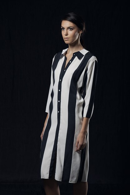 Foto de moda de joven magnífica en shir blanco y negro