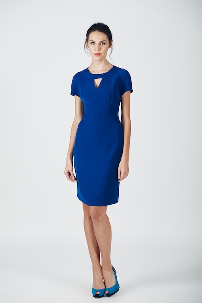 Foto de moda de joven magnífica con un vestido azul