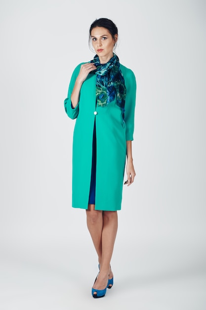 Foto de moda de joven magnífica con un vestido turquesa