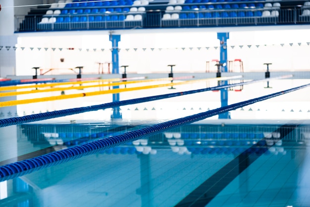 Foto de una moderna piscina cubierta