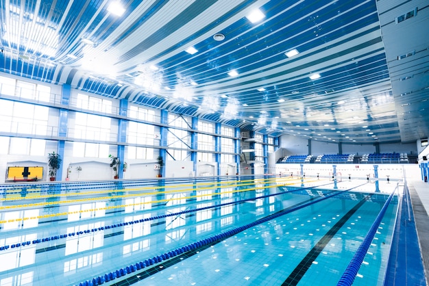Foto de una moderna piscina cubierta