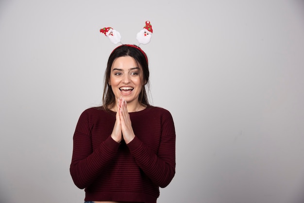 Foto gratuita foto de mujer alegre alegre con diadema de navidad.