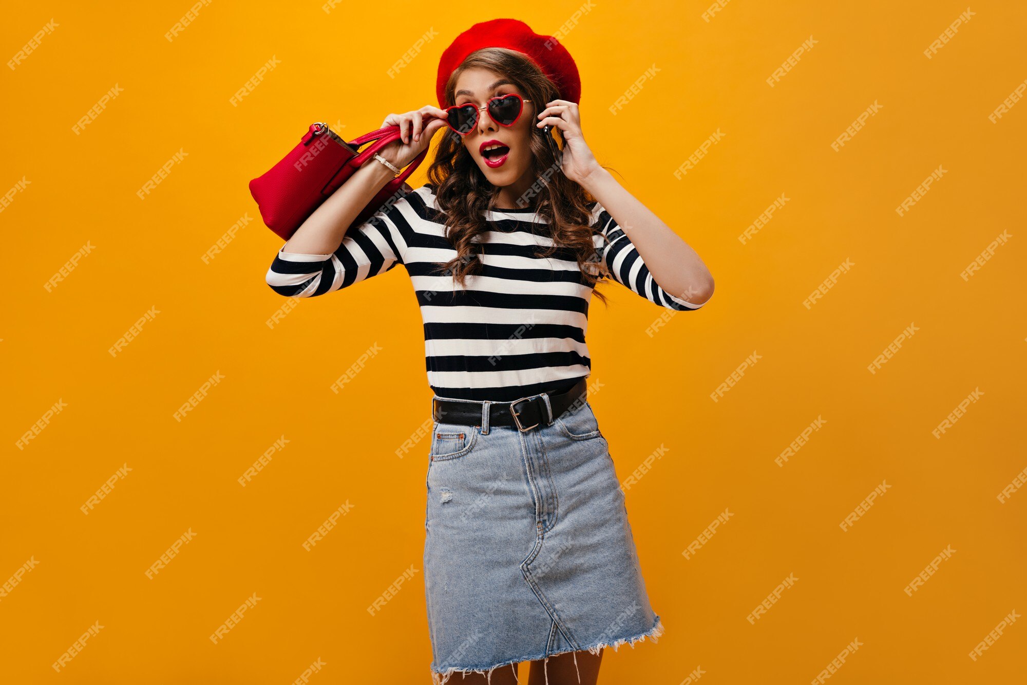 Foto de mujer de boina roja las gafas de y hablando por teléfono. chica moderna con cabello ondulado en blusa con bolso posando. | Foto Gratis