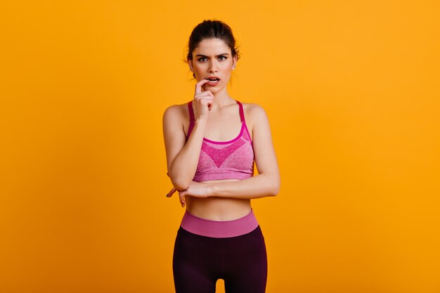 Foto de mujer concentrada en ropa deportiva