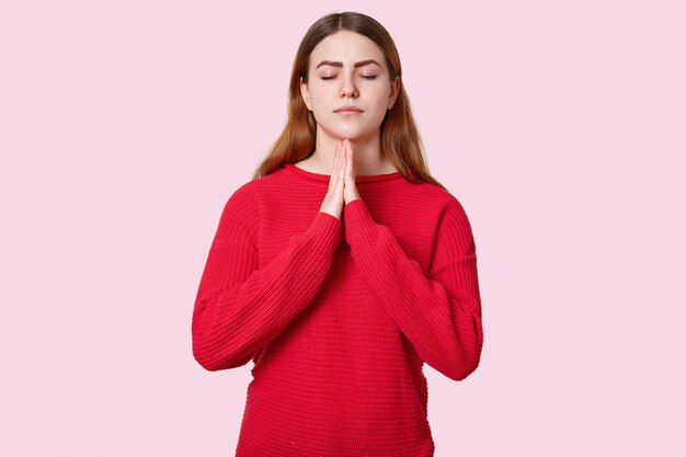 Foto de mujer espiritual mantiene los ojos cerrados