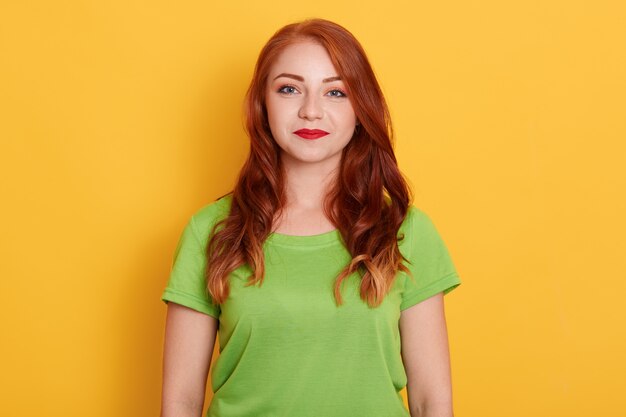 Foto de mujer hermosa fresca con sonrisa, vistiendo camiseta verde