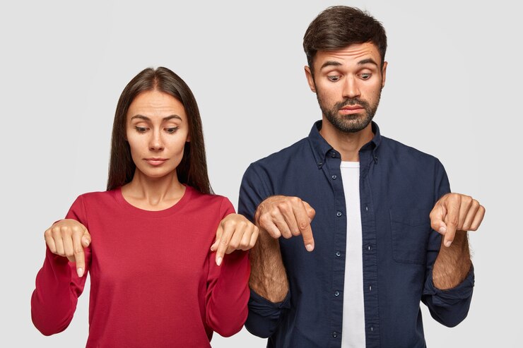 Foto gratuito foto de mujer y hombre curiosos han sorprendido expresiones