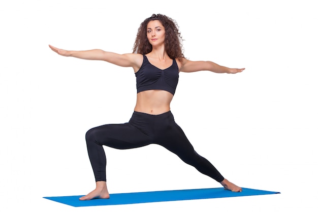 foto de una mujer joven en forma haciendo ejercicios de yoga.