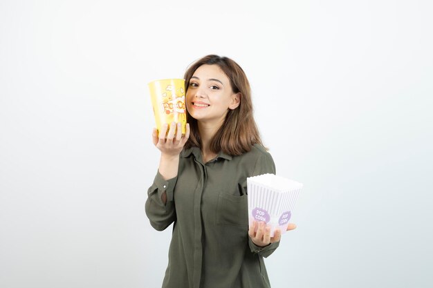 Foto de una mujer joven con ropa informal sosteniendo palomitas de maíz. foto de alta calidad