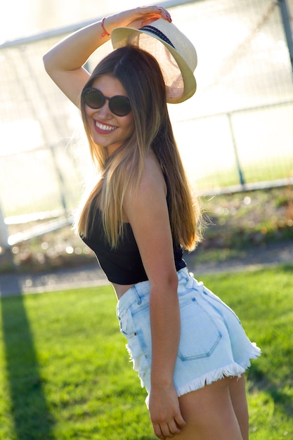 &quot;Foto de una mujer joven y sonriente&quot;