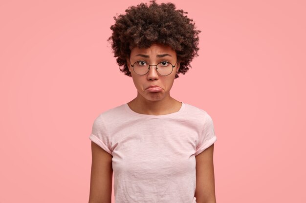 Foto de mujer joven triste disgustada bolsos el labio inferior