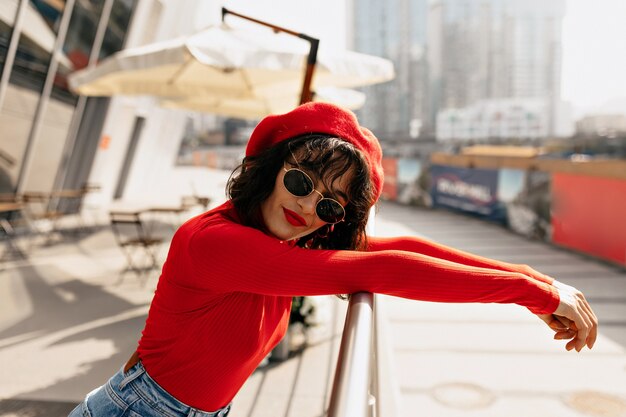 Foto de mujer de moda con hermoso cabello castaño sonriendo