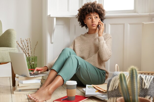 Foto de mujer negra tiene conversación telefónica