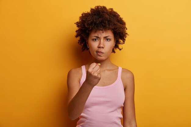 Foto de mujer de piel oscura disgustada tiene mirada seria