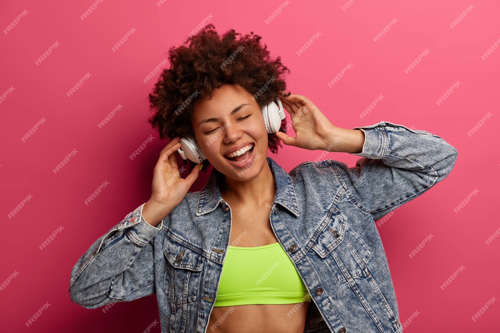mayor dentro de poco Concurso Foto de mujer de piel oscura que escucha música en auriculares, sonríe alegremente, inclina la cabeza y se viste con ropa a la moda, se siente complacida de escuchar su canción favorita, baila contra la pared rosada | Foto Gratis mayor dentro de poco Concurso Foto de mujer de piel oscura que escucha música en auriculares, sonríe alegremente, inclina la cabeza y se viste con ropa a la moda, se siente complacida de escuchar su canción favorita, baila contra la pared rosada | Foto Gratis